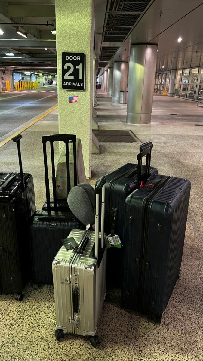 01112023
sbstnmiya || 12:01 am, syd
them figuring out how to place their stuff in the car. took these photos awhile ago.