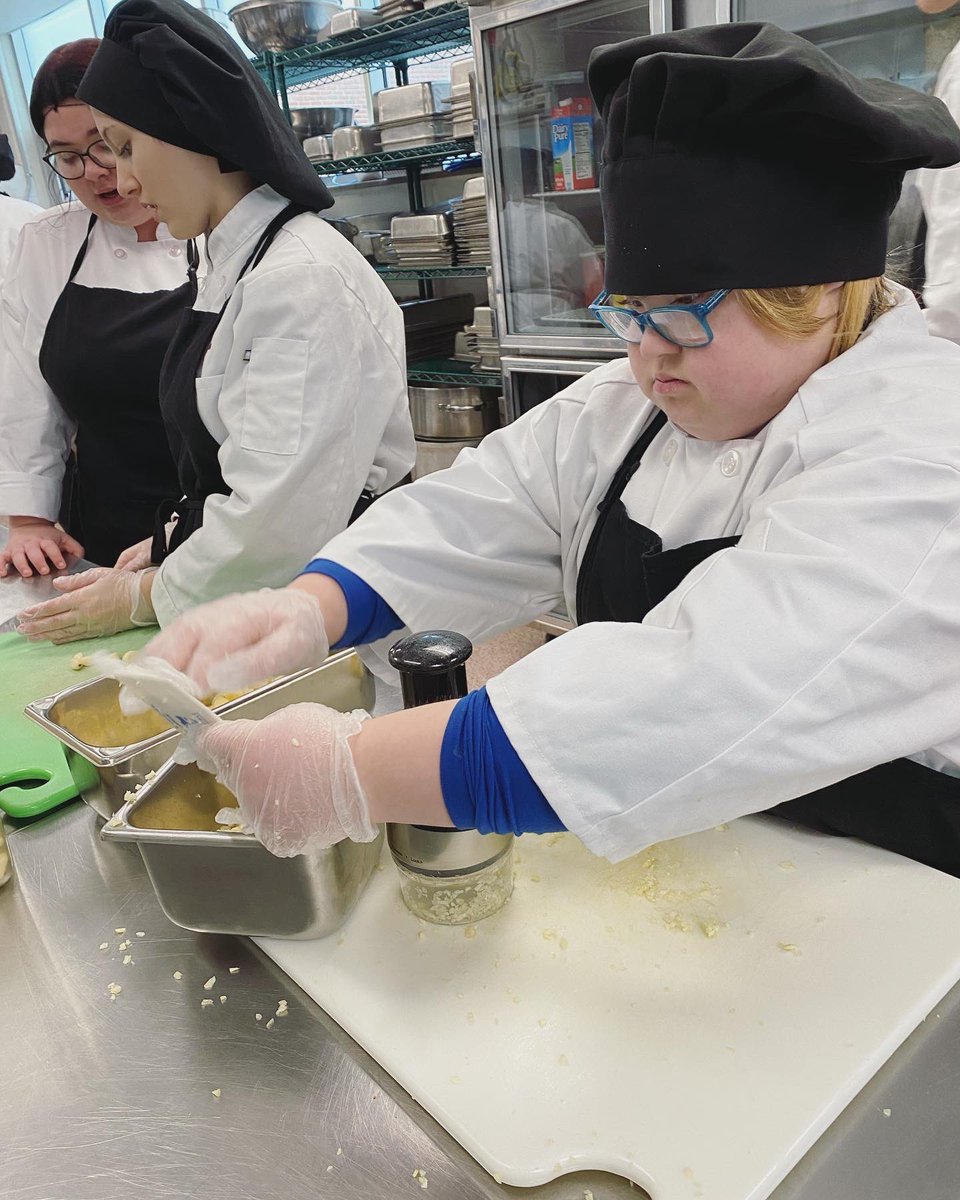Pennridge HS Life Skills Support Class (@phslss) on Twitter photo Rylee loves the culinary program at <a href="/UpperBucksTech/">UB Tech School</a> 👩🍳👏🏻 here she is working with garlic. Great job! Rylee loves the culinary program at <a href="/UpperBucksTech/">UB Tech School</a> 👩🍳👏🏻 here she is working with garlic. Great job!