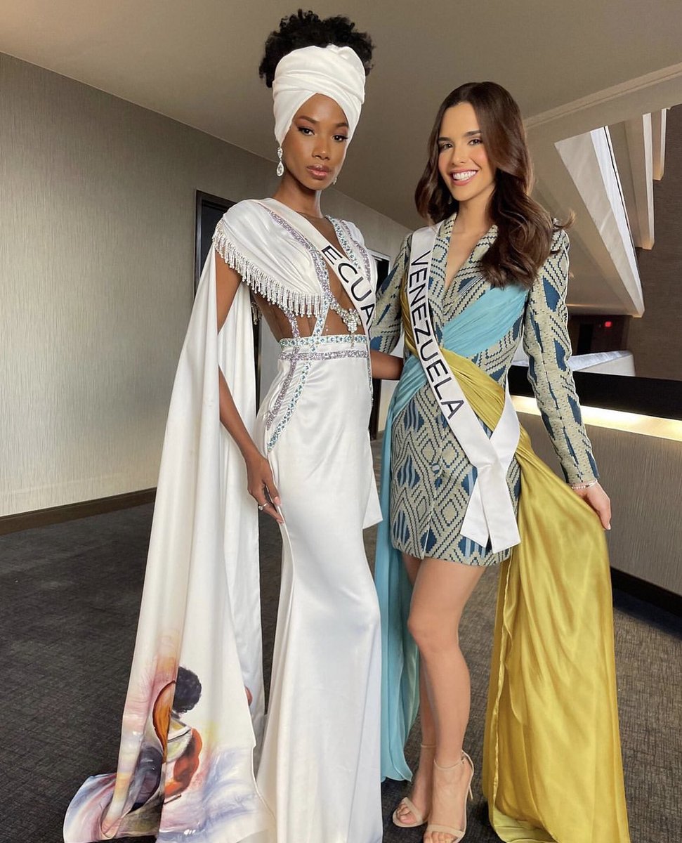 marceladunn's tweet photo. Quiero que sepan: A la Miss Ecuador le está yendo excelente en la competencia de Miss Universo.

No habíamos estado tan cerca de un top 20 desde Virginia Limongi.

(Miren la foto,esto fue en la entrevista con los jueces. Temática:“Lo que te identifique”)

Nayelhi González ❤️ https://t.co/1ADQ82sVYp
