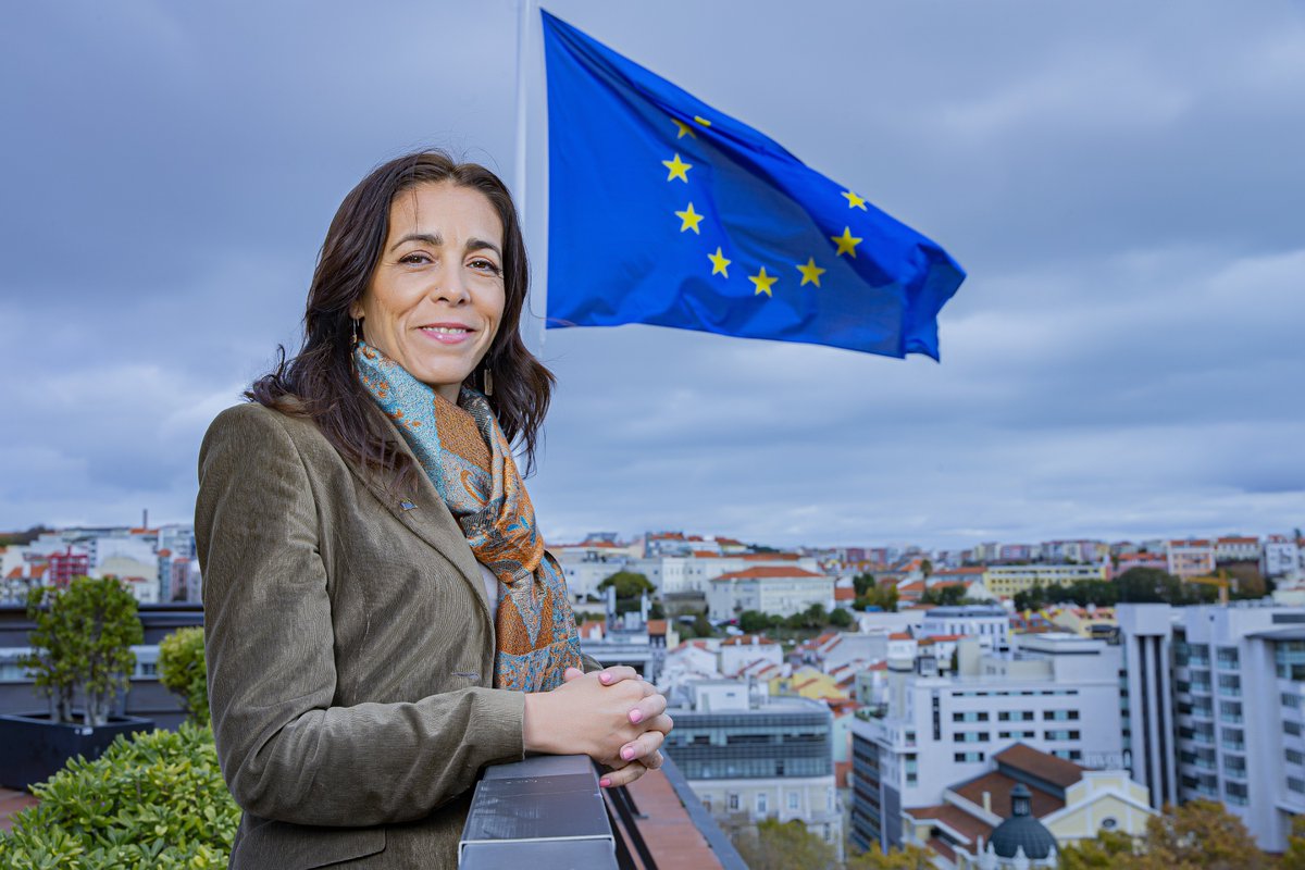 Comissão Europeia em Portugal (@ce_ptrep) on Twitter photo 🔴Em direto | A Representante da Comissão Europeia em Portugal, <a href="/sms_eur/">Sofia Moreira de Sousa</a>, junta-se a <a href="/HBurnay/">Henrique Burnay</a>, <a href="/ResendeMeyer/">Madalena Resende</a>, <a href="/bcreis37/">Bruno Cardoso Reis</a> e <a href="/jdiogobarbosa/">João Diogo Barbosa</a> para mais uma conversa sobre as notícias e os temas que marcam a semana europeia no <a href="/cafeeuropaobs/">Café Europa - Rádio Observador</a> ⤵️
observador.pt/radio/player/
#juntosmaisfortes 🔴Em direto | A Representante da Comissão Europeia em Portugal, <a href="/sms_eur/">Sofia Moreira de Sousa</a>, junta-se a <a href="/HBurnay/">Henrique Burnay</a>, <a href="/ResendeMeyer/">Madalena Resende</a>, <a href="/bcreis37/">Bruno Cardoso Reis</a> e <a href="/jdiogobarbosa/">João Diogo Barbosa</a> para mais uma conversa sobre as notícias e os temas que marcam a semana europeia no <a href="/cafeeuropaobs/">Café Europa - Rádio Observador</a> ⤵️
observador.pt/radio/player/
#juntosmaisfortes