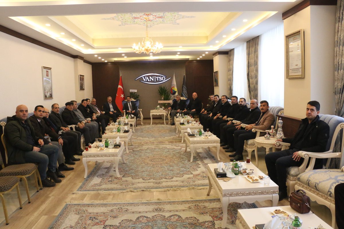 DevaVanKurdi's tweet photo. Serokê Parêzgeha me Erdinç Peker, heyeta ku ji lijneya rêveberiya parêzgeha me û serokên navçeyan pêk dihat, bi Serokê Odeya Pîşesazî û Bazirganî ya Wanê (VanTSO) Birêz Necdet Takva û lijneya rêveberiyê re hevdîtin pêk anî.

@VanTSOKurdi 
@vantsokurumsal 
@NecdetTakva https://t.co/smuKsJj4ww