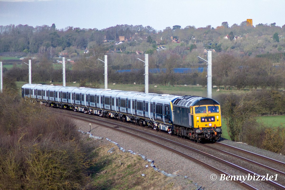 Bennybizzle1's tweet image. #Wednesday..... Can't think of anything clever..... anyway...
Running as 5Q10 @Gbrailfreight 47727 "Edinburgh Castle" drags @SW_Help 701010 from Derby down to Eastleigh. Seen here passing the freshly installed masts between Kibworth and Market Harborough.
#Duff #UnitDrag