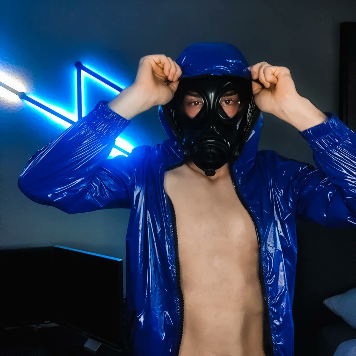 Pup__Basil's tweet photo. 🚨⚫ DRONE MODE ON ⚫🚨
#gay #gayboy #gayfetish #gasmask #gasmaskfetish #drone #dronemode #breathplay #breathplayfetish #gayrubber #trackies #tracksuitfetish #trackiefetish #gaytwink #shinygear #gaygear #twinkx #twinkxgear #shinynylon #fetish #fetishboy #rubber #latex #fetishgear https://t.co/GaHVzm3zkh