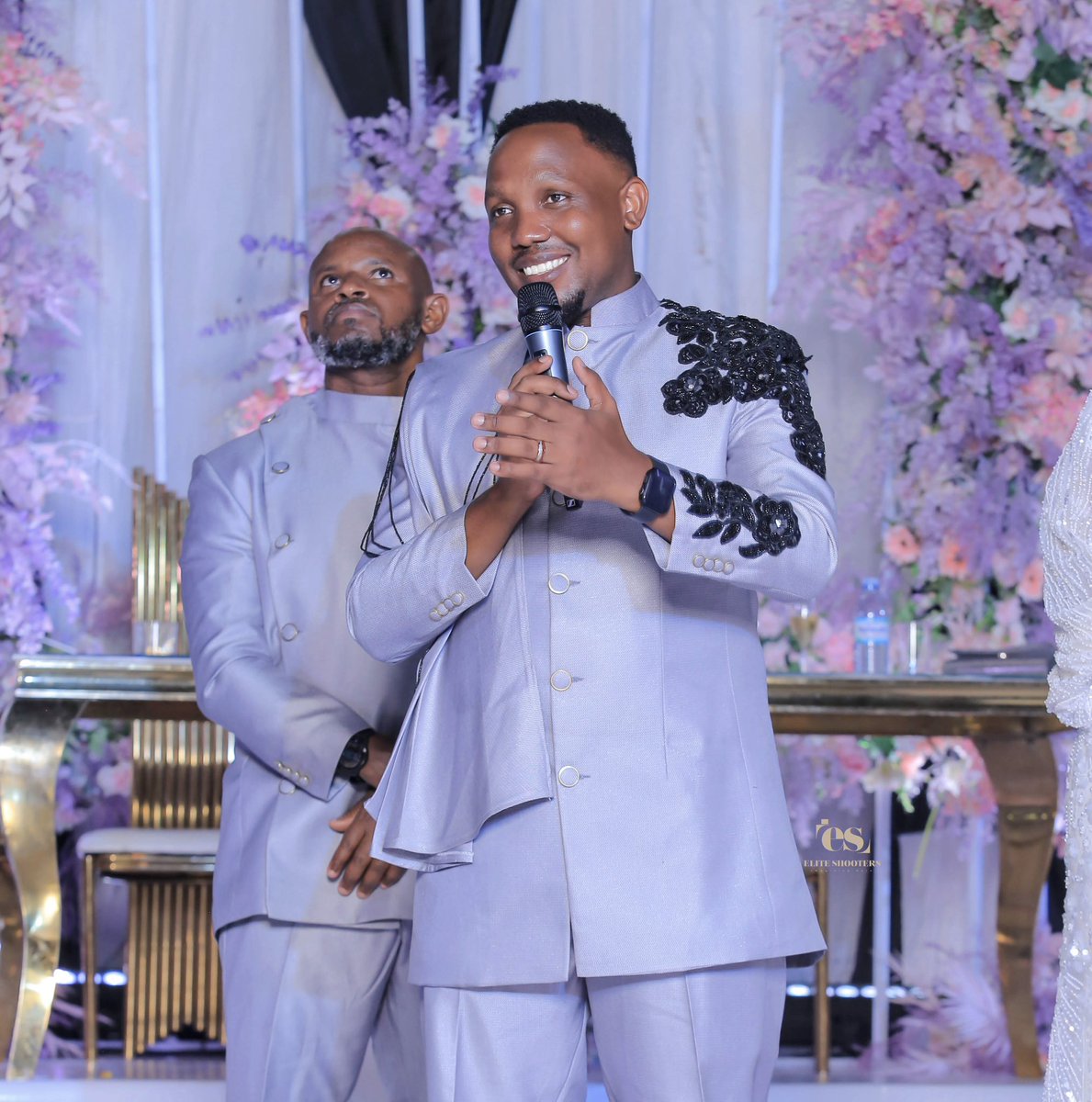 alynrosycouture's tweet photo. To be noticed without striving to be noticed, this is what elegance💥is about. Nothing should stop you from shining this bright in a well tailored senator suit because we got you covered @alyn_rosy_couture.
#senatorsuit #menswear #weddingsuits #couture #fashionweek #stichedsuit https://t.co/5BRq4a7uPG