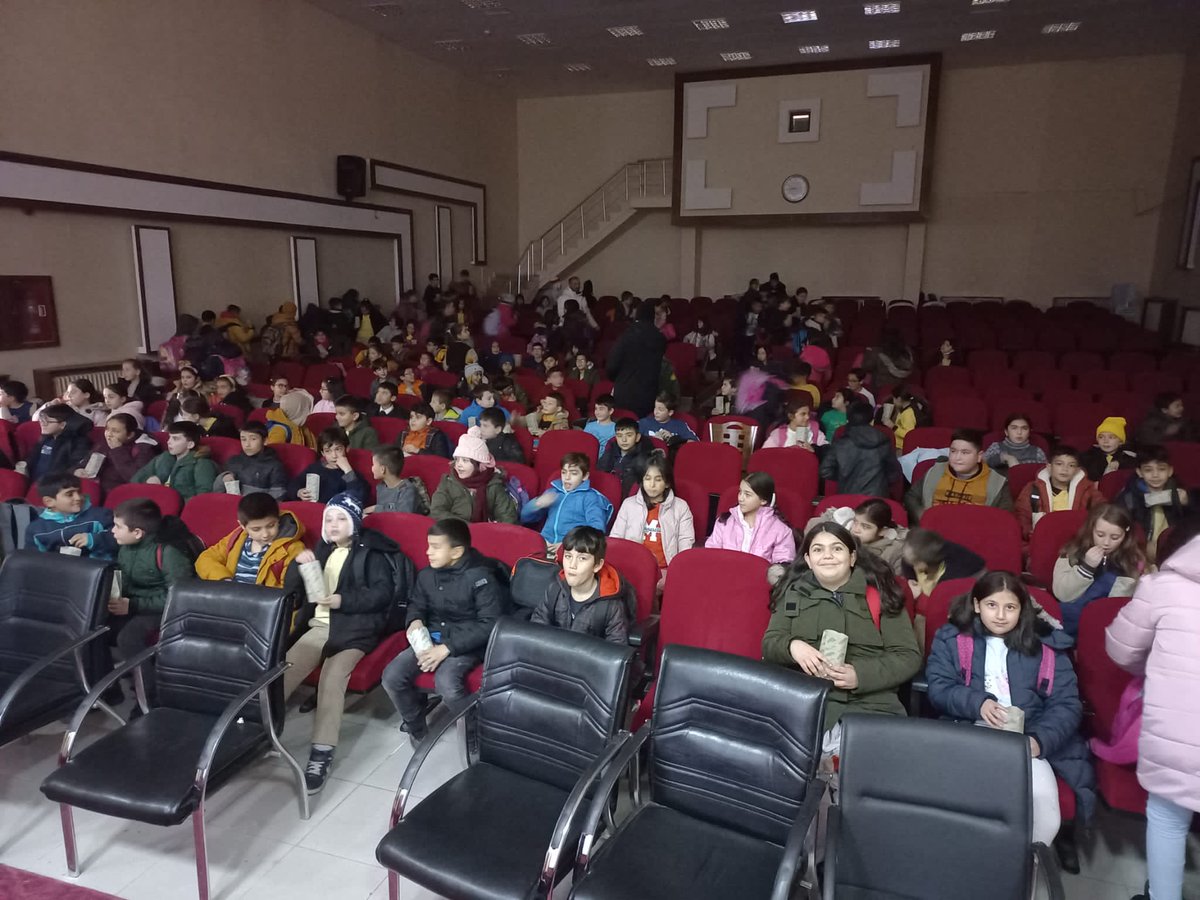 Kaymakamımız Ahmet KARATEPE himayelerinde İlçe Milli Eğitim Müdürlüğünce Yunus Emre Kültür Merkezinde öğrencilere yönelik Sinema etkinliği yapıldı. Öğrencilerin büyük ilgi gösterdiği sinema etkinliğinde öğrencilerimize patlamış mısır ikram edildi.