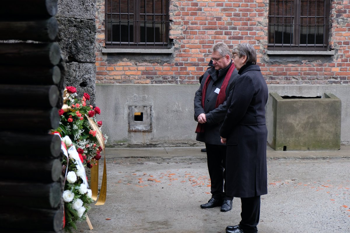 Vertreter des Lutherischen Weltbundes <a href="/DNKLWB/">DNK/LWB</a>  besuchten mit polnischen Partnern d. Evangelisch-Augsburgischen Kirche Polen <a href="/luteranie/">Luteranie</a> die Gedenkstätte <a href="/AuschwitzMuseum/">Auschwitz Memorial</a>. Bischöfe K. #Kühnbaum-Schmidt u. J. #Samiec legten einen Kranz nieder. ©DNK/LWB/Hübner
sonntag-sachsen.de/kranzniederleg…