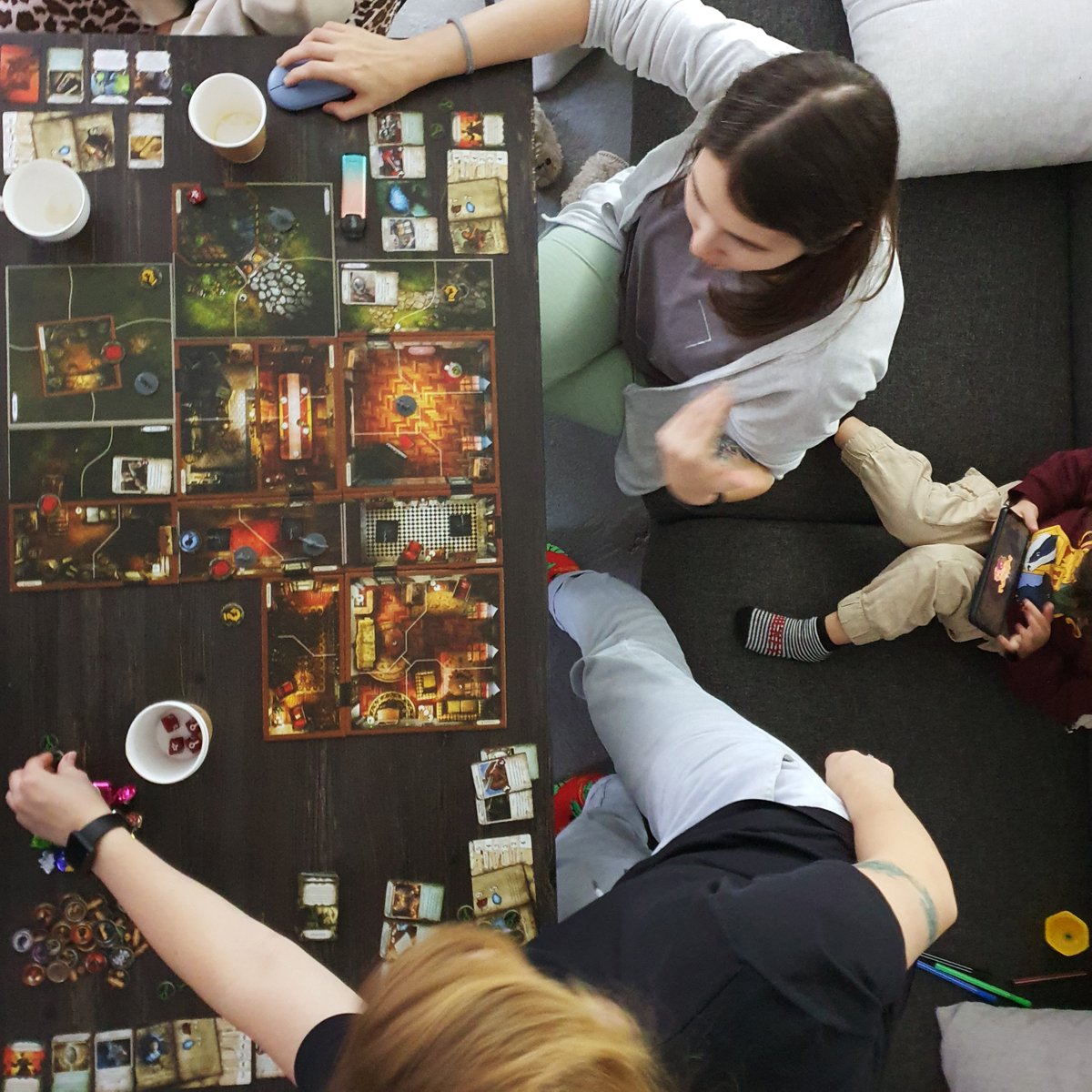 Ravenage_Games's tweet photo. What do you do in your free time? We play tabletop games, especially Mansions of Madness.
#ravenage #tabletopgames #tabletopgaming #マンションオブマッドネス #MansionsofMadness https://t.co/vdJkGlQ6ZX