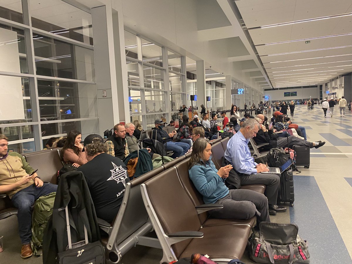 Heads up - An FAA computer outage has grounded all flights to the USA! 
.
.
<a href="/CBCCalgary/">CBC Calgary</a> #flightdelays #crowdedairport #YYC