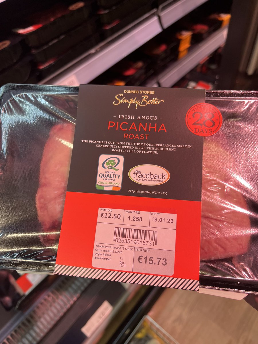 nevenmaguire's tweet photo. Have you tried this delicious cut of beef for a roast omg it’s so delicious tender and full of flavour week done to our wonderful Irish farmers 👏👏@SimplyBetterDS @dunnesstores @ChefBrianMcD #sundayroast yum 😋 @Bordbia https://t.co/Avq13O4srV