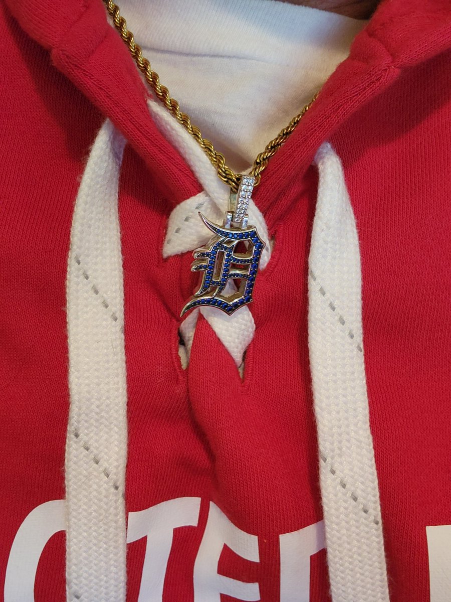 dclynick66's tweet photo. Who says you can't wear a gold chain with a hoodie? 🤔 👍 #RootedInDetroit @313lifebrand https://t.co/JQuz0dtsFf
