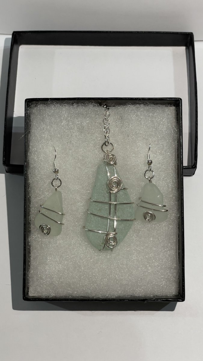 💕 January Competition 💕
For a chance to win this beautiful, handmade seaglass jewellery set just 
RT &amp; FOLLOW. Ends 31/01/2023 🎉

More sets at Argyllseaglass.co.uk 🏴󠁧󠁢󠁳󠁣󠁴󠁿

#WinItWednesday #FreebieFriday  #Scotland #MHHSBD #ScottishCraftHour #CraftBizParty