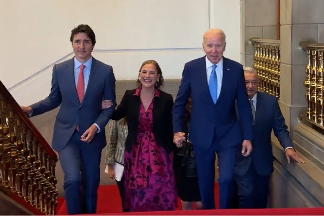 rescobarver's tweet photo. A esta señora no le enseñaron los protocolos o de plano le hace falta mucho amor… https://t.co/kfyuS3VsBl