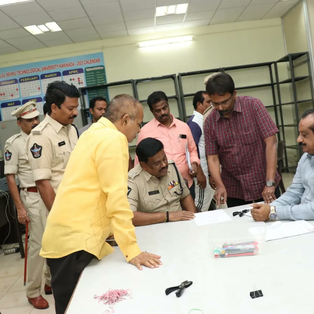 KAKINADAPOLICE's tweet image. ❇️ #ఆంధ్రప్రదేశ్ ప్రభుత్వము 6,100 పోలీస్ కానిస్టేబుల్స్ మరియు 411 సబ్ ఇన్స్పెక్టర్ పోస్టులకు రిక్రూట్మెంట్ ను #APSLPRB ఆంధ్రప్రదేశ్ స్టేట్ లెవెల్ పోలీస్ #రిక్రూట్మెంట్ బోర్డ్ నిర్వహించనున్నది.

❇️ఈ రిక్రూట్మెంట్ లో  భాగంగా ఈ జనవరి నెల 22న పోలీస్ కానిస్టేబుల్స్ కు ప్రిలిమినరీ...