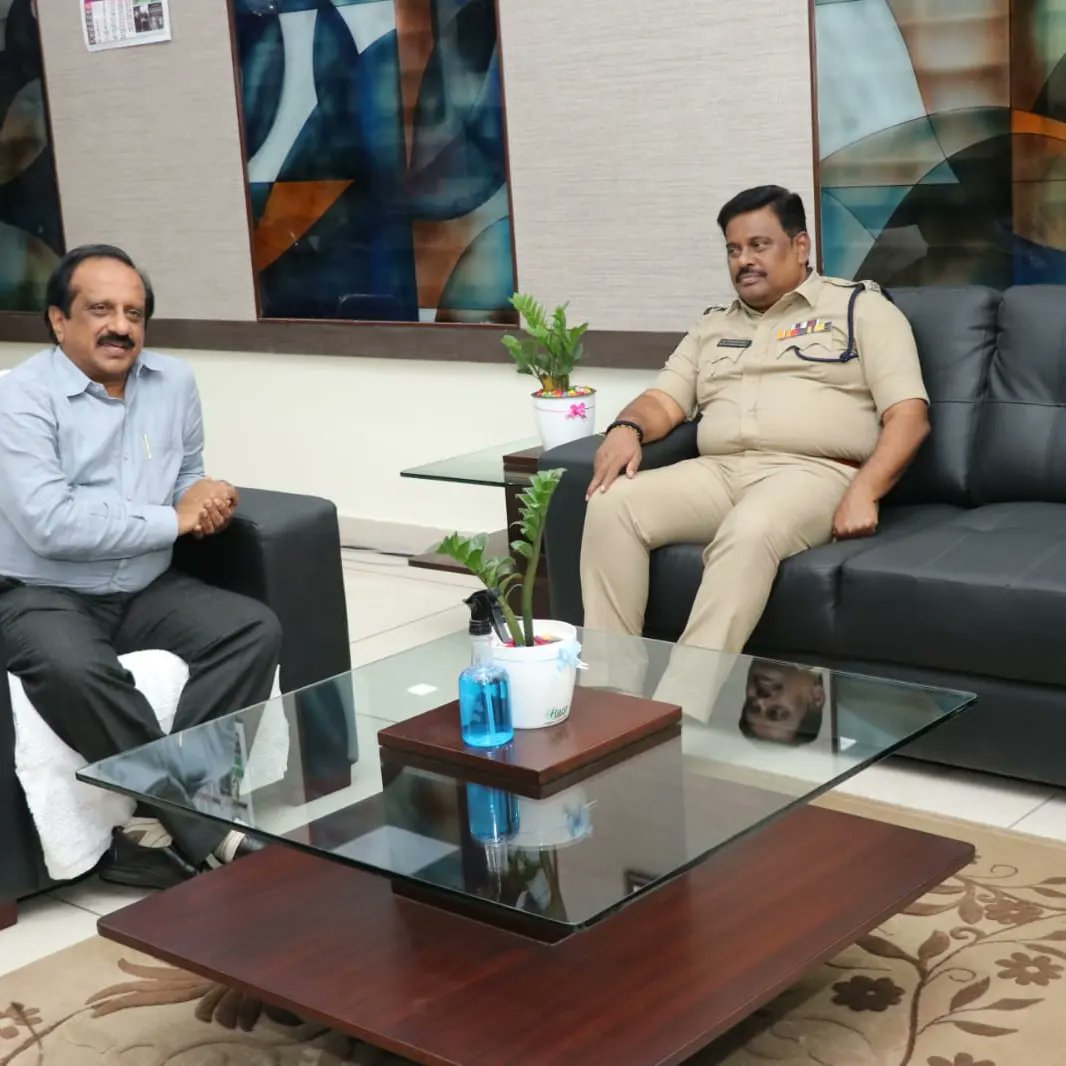 KAKINADAPOLICE's tweet image. ❇️ #ఆంధ్రప్రదేశ్ ప్రభుత్వము 6,100 పోలీస్ కానిస్టేబుల్స్ మరియు 411 సబ్ ఇన్స్పెక్టర్ పోస్టులకు రిక్రూట్మెంట్ ను #APSLPRB ఆంధ్రప్రదేశ్ స్టేట్ లెవెల్ పోలీస్ #రిక్రూట్మెంట్ బోర్డ్ నిర్వహించనున్నది.

❇️ఈ రిక్రూట్మెంట్ లో  భాగంగా ఈ జనవరి నెల 22న పోలీస్ కానిస్టేబుల్స్ కు ప్రిలిమినరీ...