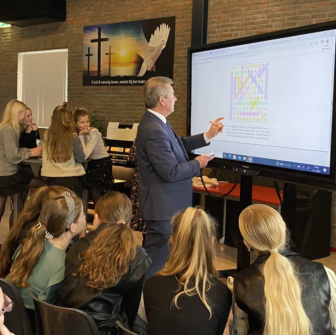 DriestarCollege's tweet photo. IN HET ZONNETJE // Maandag jl. stond Ben van der Have in het zonnetje op Driestar Lekkerkerk. Hij was maar liefst 25 jaar in dienst bij Driestar. 

#25jaar #jubileum #driestarlekkerkerk #driestar #Lekkerkerk https://t.co/nOpJ5F4dP7