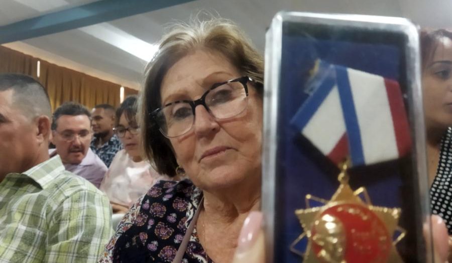 JosAnto19861960's tweet photo. Caridad Cancio López: Para mí todavía no hay jubilación
Lo ratifica esta #espirituana que se convirtió en la única pedagoga universitaria en recibir la Orden Frank País de Primer Grado, galardón que otorga el Ministerio de Educación Superior en Cuba. #SanctiSpíritusEnMarcha https://t.co/7QckDFmR6r