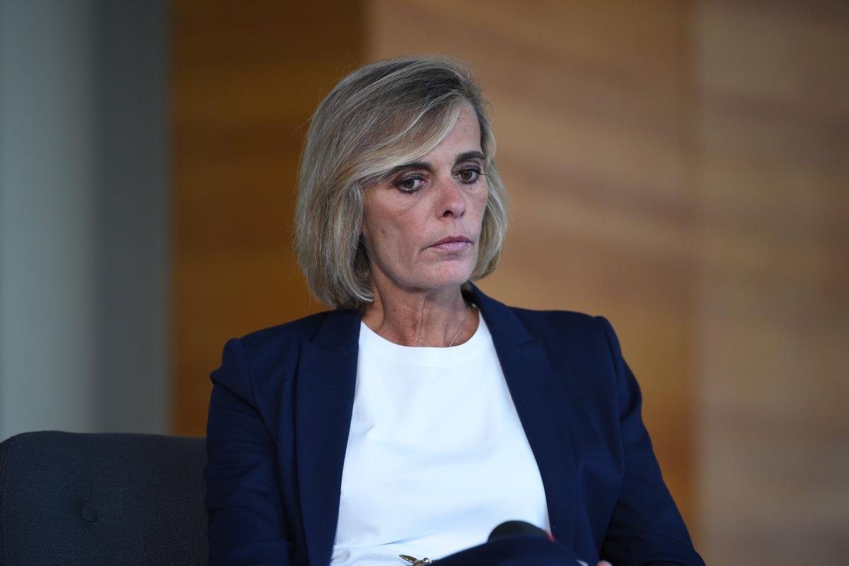 lnstantFoot's tweet photo. OFFICIEL ! Florence Hardouin est mise à pied à titre conservatoire par la FFF ! ❌🇫🇷 https://t.co/rpZfo8Mtu2