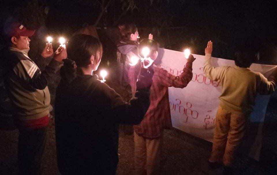 KYITHAR95368969's tweet photo. The main strike from #Kalay Twp, #Sagaing , regularly staged a night protest of 704-day to oppose the #MilitaryDictatorship without a day off.

#HelpMyanmarIDPs                      
#2023Jan11Coup                                        
#WhatsHappeningInMyanmar https://t.co/7nNjY2p26s
