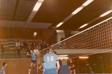 NL_Wetenschap's tweet photo. In mijn studententijd deed ik veel aan volleybal. #JohanHuizinga #HomoLudens #DeSpelendeMens @basbloem https://t.co/k9hAcyrRFD