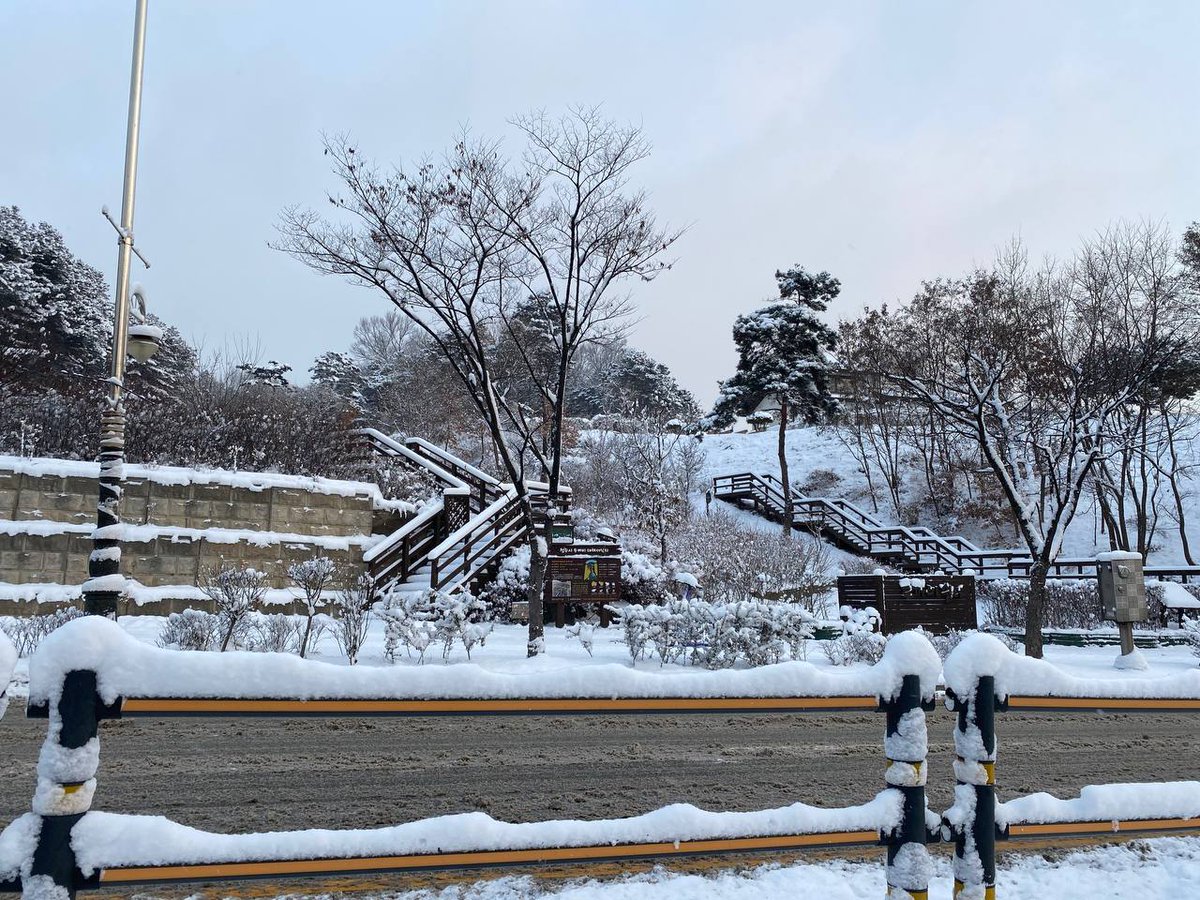 ainiamcn's tweet photo. the beautiful snow season https://t.co/FLsBNqXmwg