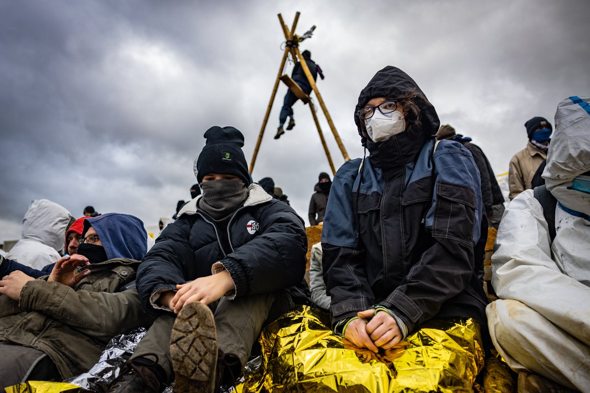 Weil das bei den ganzen Hassbotschaften gerne untergeht: Diese Leute kämpfen nicht dafür uns etwas wegzunehmen oder uns zu schaden. Sie kämpfen dafür, dass unser aller Zukunft gesichert wird. Respekt und Demut wäre angebrachter als Hass.
#LuetzerathUnraeumbar #Luetzerath