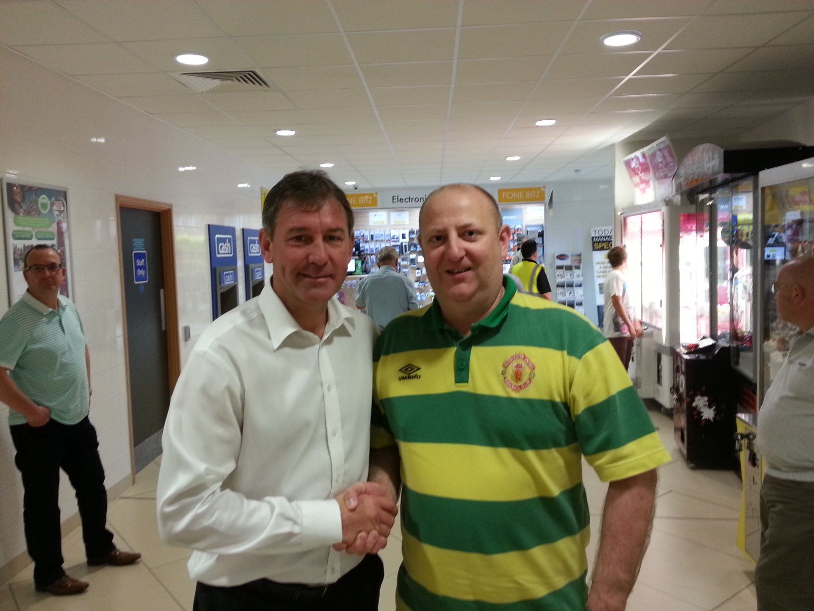 Happy Birthday Bryan Robson. Great player and captain.    