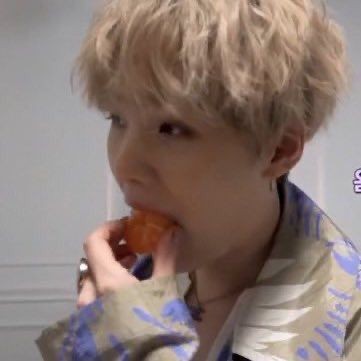 yoonieeats's tweet photo. just yoongi eating tangerine https://t.co/VeMKPNNPIo