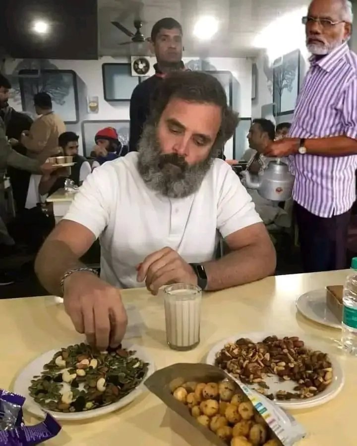 Realshruti_'s tweet photo. चाय तो दे दी 😳😳
लेकिन जब तक कैमरे मे फोटो नही आएगा 🤐🤐
तब तक हम कही नही जाएंगे ☝️🤪🤪 https://t.co/IQCXzWhwoS