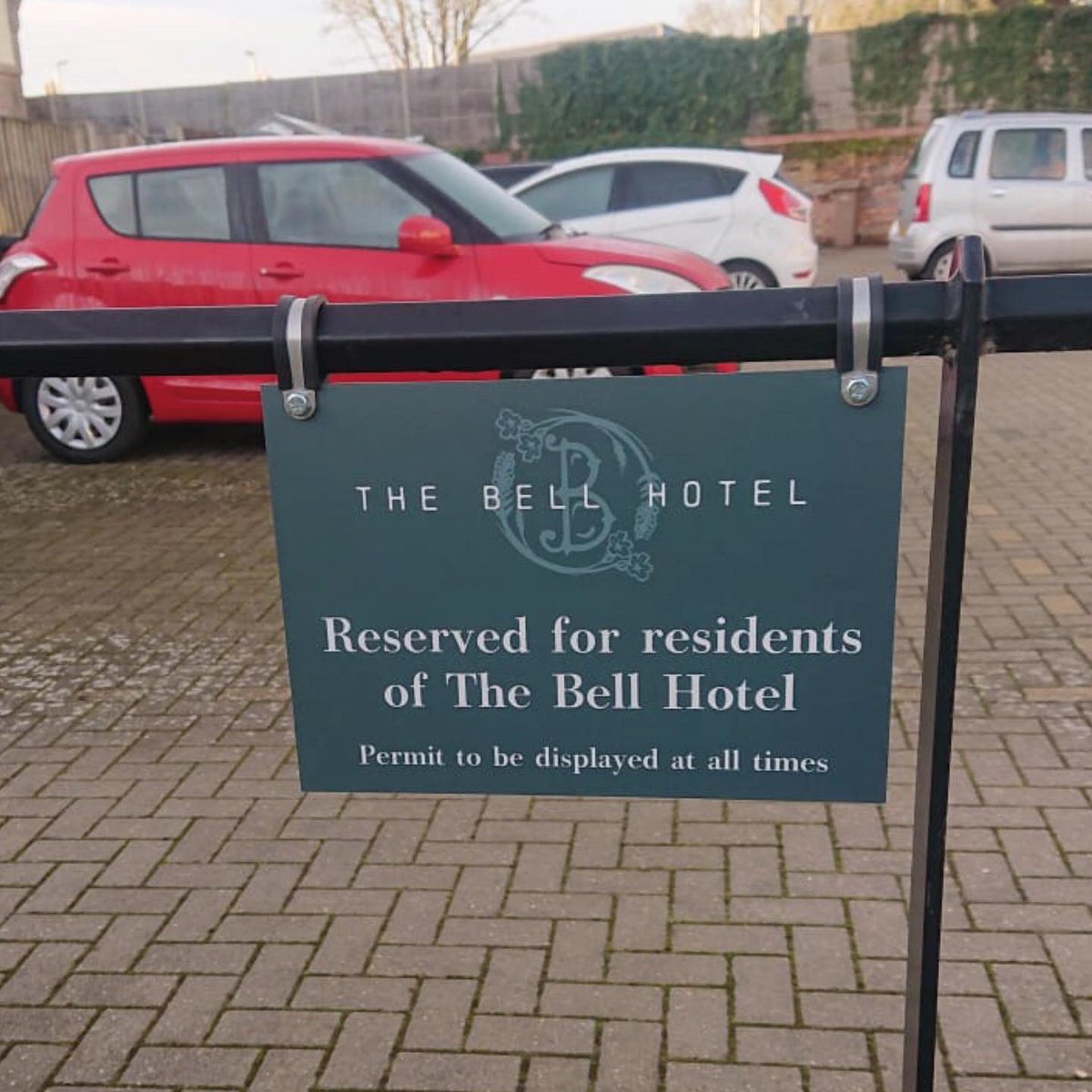 Recent job for @bellhotelsaxmundham 

Matt laminated dibonds printed and installed with rubber lined stainless steel clip fixing. 

Check out their website for all their latest news 👀 

-

#boards #matt #laminated #mimaki #largeformat #design #installed #installation #hotel #job
