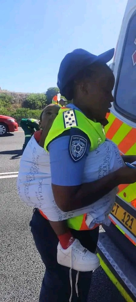 APPRECIATION TWEET For This Traffic Officer 🙏🙌👌 She took care of this Baby while performing her Duties,cause the mother was trapped after the accident PLEASE LETS MAKE HER TREND FOR SUCH UBUNTU 
SANDF Xenophobic Enhle Black Coffee Black Motion Morda Bongani Ace Magashule