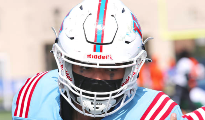 EDGYTIM's tweet photo. Kenwood @KAHS_Football 2024 4 star ranked DE @MarquiseL01 had a breakout season in 2022. Lightfoot, who is now holding an impressive 32 scholarship offers updates us on his latest recruiting news, off season plans and more in this update https://t.co/Z8v7NNTzPE @Rivals_Clint https://t.co/htZZxj82aq