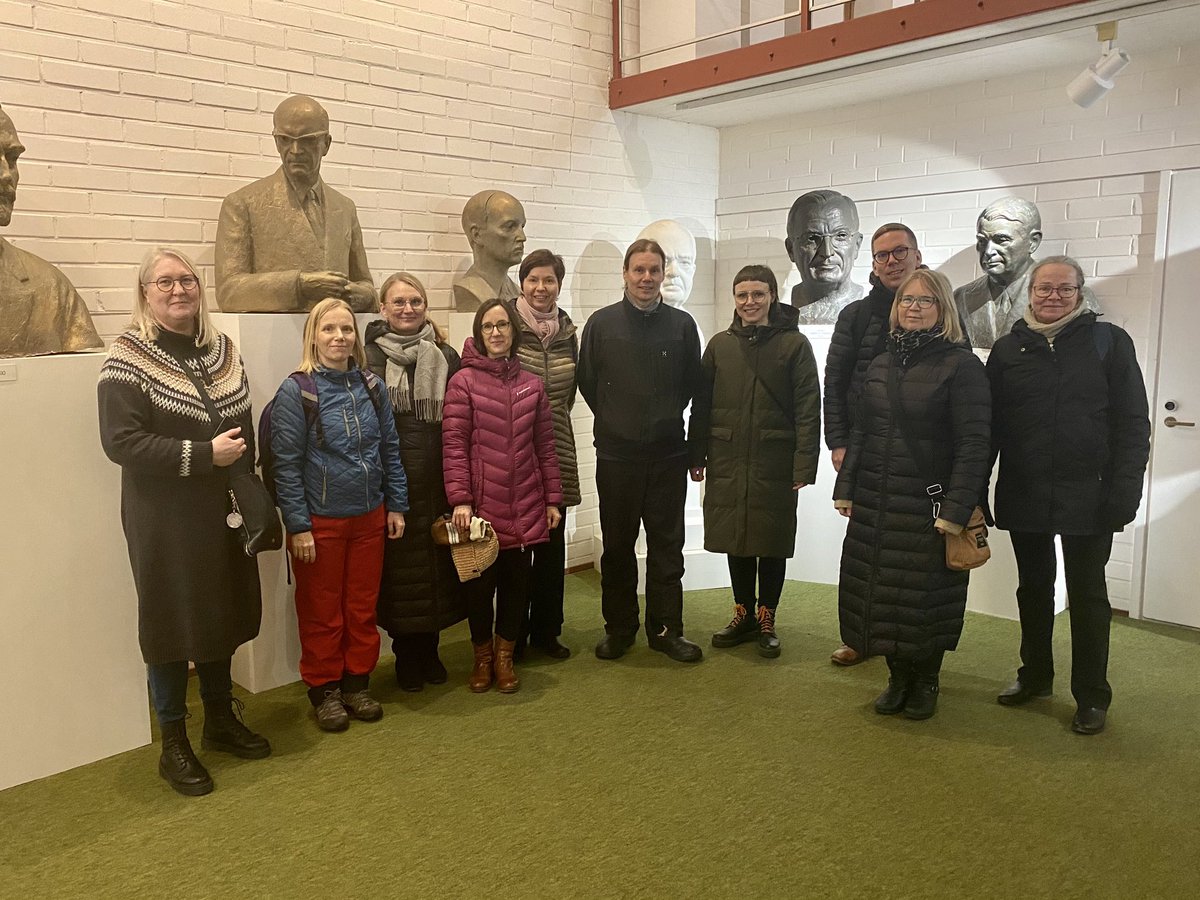 jannehak's tweet photo. Oulun yliopiston viestintä vieraili tänään Kerttu Saalasti Instituutissa Nivalassa. Lopuksi kävimme presidentti Kyösti Kallion ja kuvanveistäjä Kalervo Kallion museossa. Kiitos mielenkiintoisesta ohjelmasta, @UniOuluKSI! #UniOulu https://t.co/SvatFf0aIC