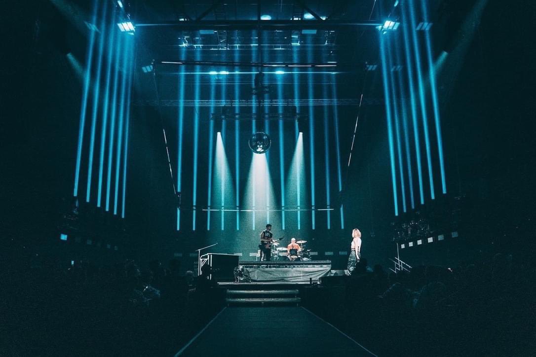 Robelighting's tweet photo. Collaborating with #designer Matyas Vorda for Lenny at the O2 Universum in Prague with the team at Kontralicht &amp; a rig using @Robelighting #ESPRITE, #Tetra2, #Pointe and #ColorStrobe luminaires.

#robelighting #robeintherig #kontralicht #concertlighting #concertdesign https://t.co/pZdmVhz5ff