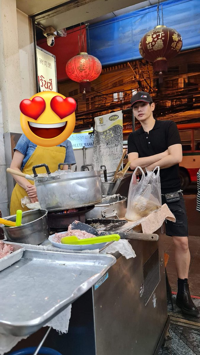 My_Mubeer's tweet photo. พบผู้ชายหล่อไปทานโจ๊กค่า อะไรคือปลอมเป็นน้องฉัตร ขายที่เขียนคิ้ว 55  @peckpalit บอกเค้าไปขายแต่เมียชื่อนุชชชช 😁🤣☺️
#เป๊กผลิตโชค
#PeckPaLitChoke https://t.co/bzD9DhK1Q3