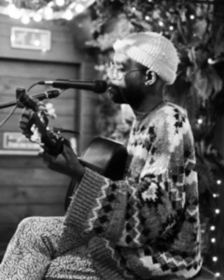 Thankful for live music in 2023 ❤️🙌
#singersongwriter #livemusic #nylonstringguitar #winterfashion #oversizedjumper #jumperseason #beanie #funkysocks #inmyelement #2023 #newyear