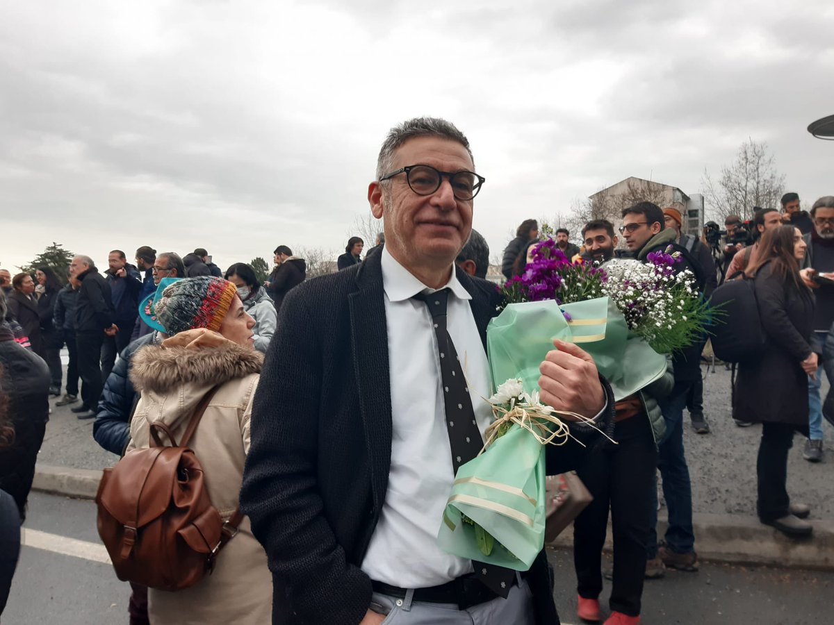 freesebnem's tweet photo. Meslektaşları, arkadaşları çiçeklerle Şebnem Korur Fincacı’nın tahliyesini bekliyor.
#ŞebnemHocaÖzgür https://t.co/rlQ9Z6GUqf
