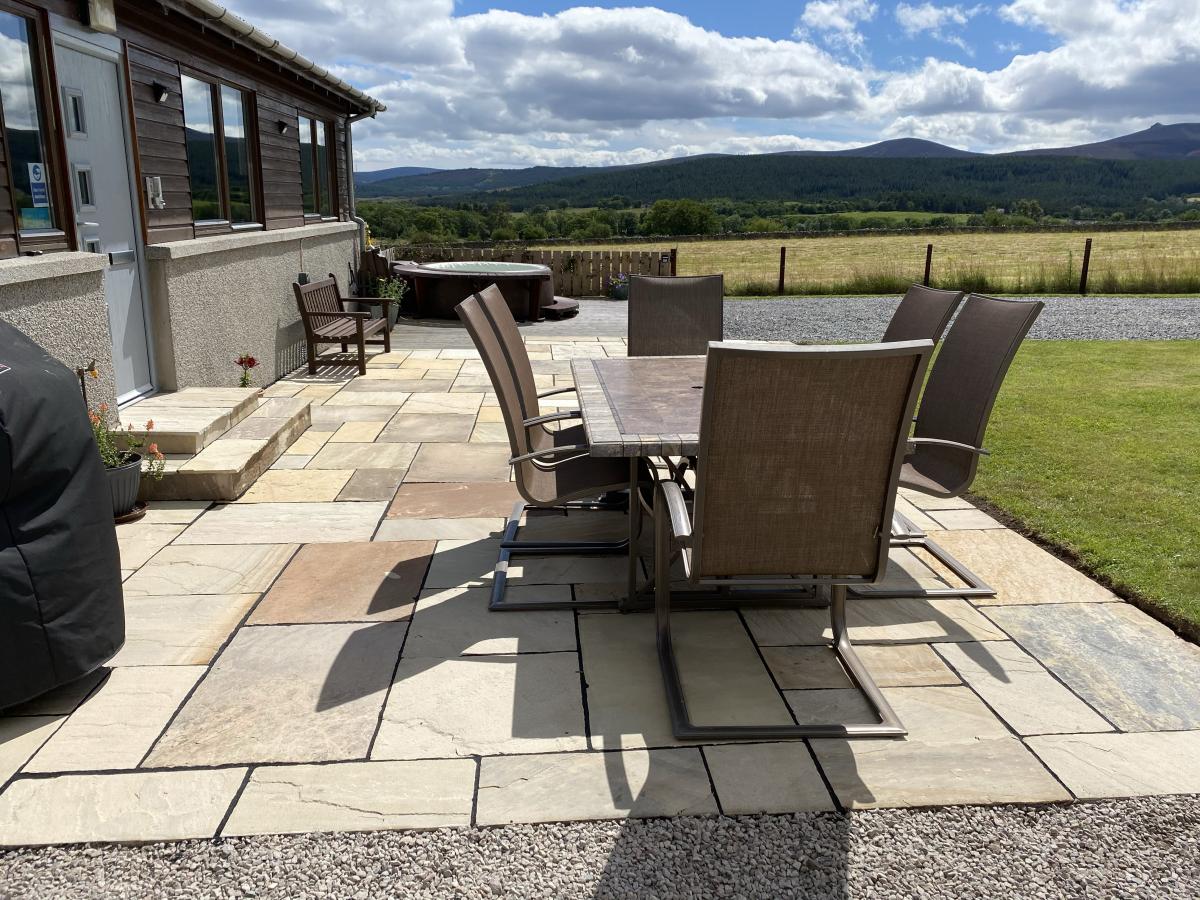 aroundaboutbrit's tweet photo. Drumhead Cottage boasts beautiful countryside views which you can enjoy whilst relaxing in the hot tub. What are you waiting for? Book your stay today.
https://t.co/i0SgWGA4XU 
#SelfCatering #Holiday #Family #Rural #ScenicViews #Relax #HotTub #Finzean #Banchory #Aberdeenshire https://t.co/Jow0ca1K5h