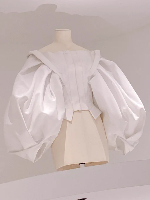 ディオール展行って来たんですが、ドレスの試作品を展示したアトリエのコーナーが服のシワフェチにはたまらなかった……!!!!真っ白だからシワのより方・影の落ち方が分かりやすくてめちゃくちゃ良い資料になります!!絵描きさん絶対行った方がいいです!!! 