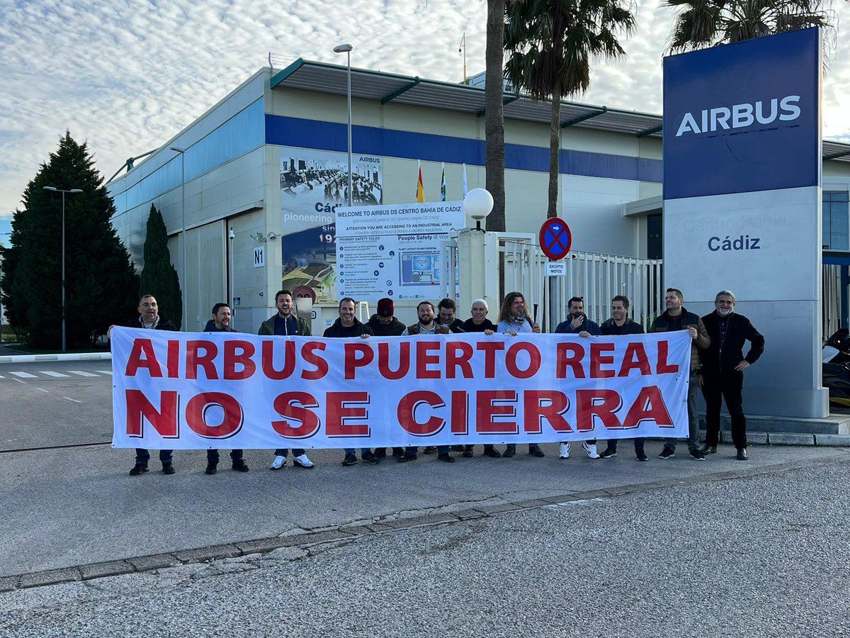 prensacgt's tweet photo. La coordinadora estatal de @CGT en #Airbus ha hecho acto de presencia en el evento ‘Amanecer’ de Airbus #Cádiz. 

Las anarcosindicalistas denuncian que con la presentación de este proyecto la multinacional consuma el desmantelamiento de Airbus en la Bahía.
https://t.co/sY6AwrBfTr https://t.co/533mvJfSvO