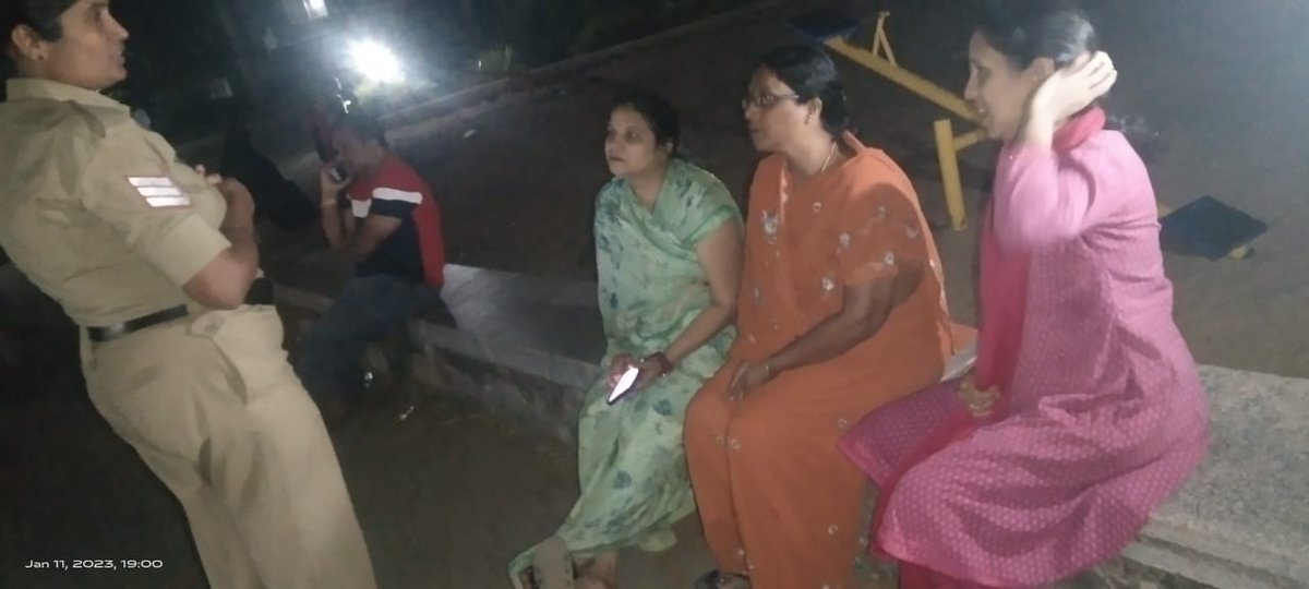 RameshKarakika2's tweet photo. ಈ ದಿನ ಮಂಡ್ಯ ಪೂರ್ವ ಪೊಲೀಸ್ ಠಾಣೆ ವತಿಯಿಂದ  ಮಹಿಳಾ ಗಸ್ತು  ಸಿಬ್ಬಂದಿಯವರು  ಮಹಿಳೆಯರಿಗೆ ಸರಗಳ್ಳತನದ ಬಗ್ಗೆ ಅರಿವು ಮೂಡಿಸಿರುತ್ತಾರೆ. @MandyaPolice @112Mandya https://t.co/d5hyVuVLq6
