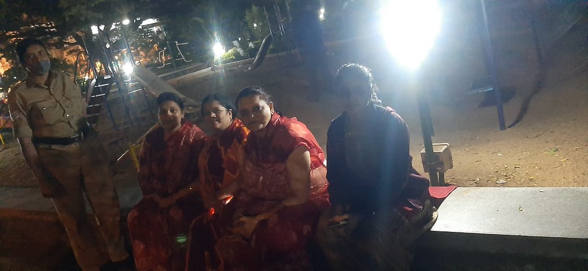 RameshKarakika2's tweet photo. ಈ ದಿನ ಮಂಡ್ಯ ಪೂರ್ವ ಪೊಲೀಸ್ ಠಾಣೆ ವತಿಯಿಂದ  ಮಹಿಳಾ ಗಸ್ತು  ಸಿಬ್ಬಂದಿಯವರು  ಮಹಿಳೆಯರಿಗೆ ಸರಗಳ್ಳತನದ ಬಗ್ಗೆ ಅರಿವು ಮೂಡಿಸಿರುತ್ತಾರೆ. @MandyaPolice @112Mandya https://t.co/d5hyVuVLq6