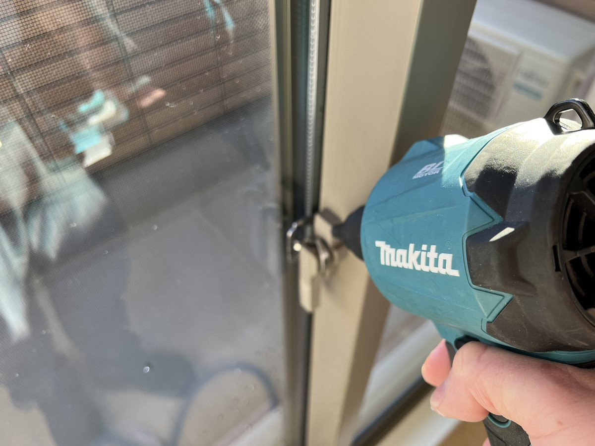 窓を水洗いした後
クレセント辺りはエアダスタかけてみな
飛ぶぞ