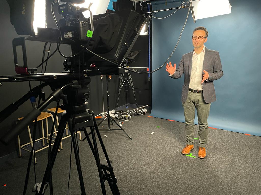 Great to be back <a href="/Imperial_IGHI/">Institute of Global Health Innovation</a> recording some pieces for the <a href="/NHSDigAcademy/">NHS Digital Academy</a> Digital Health Leadership programme. Schvitzing under these [very profesh] lights! #PeopleBeforeTechnology