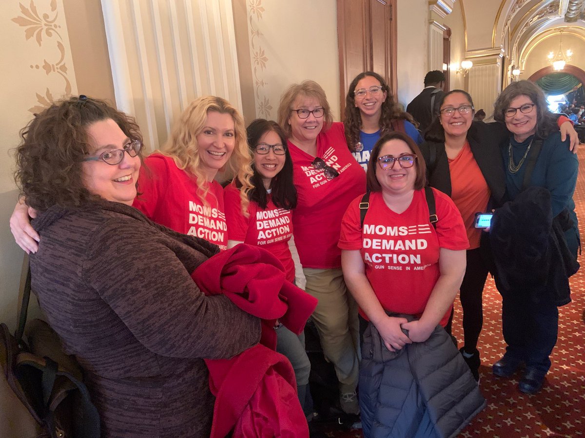 RobinLynneKelly's tweet photo. Thank you Illinois @MomsDemand volunteers, @StudentsIL, @AMarch4OurLives volunteers, @Everytown, and so many other grassroots activists across Illinois for helping save lives with gun safety legislation supporting the #ProtectIllinoisCommunities Act. #MomsAreEverywhere https://t.co/URnK4WcpeW
