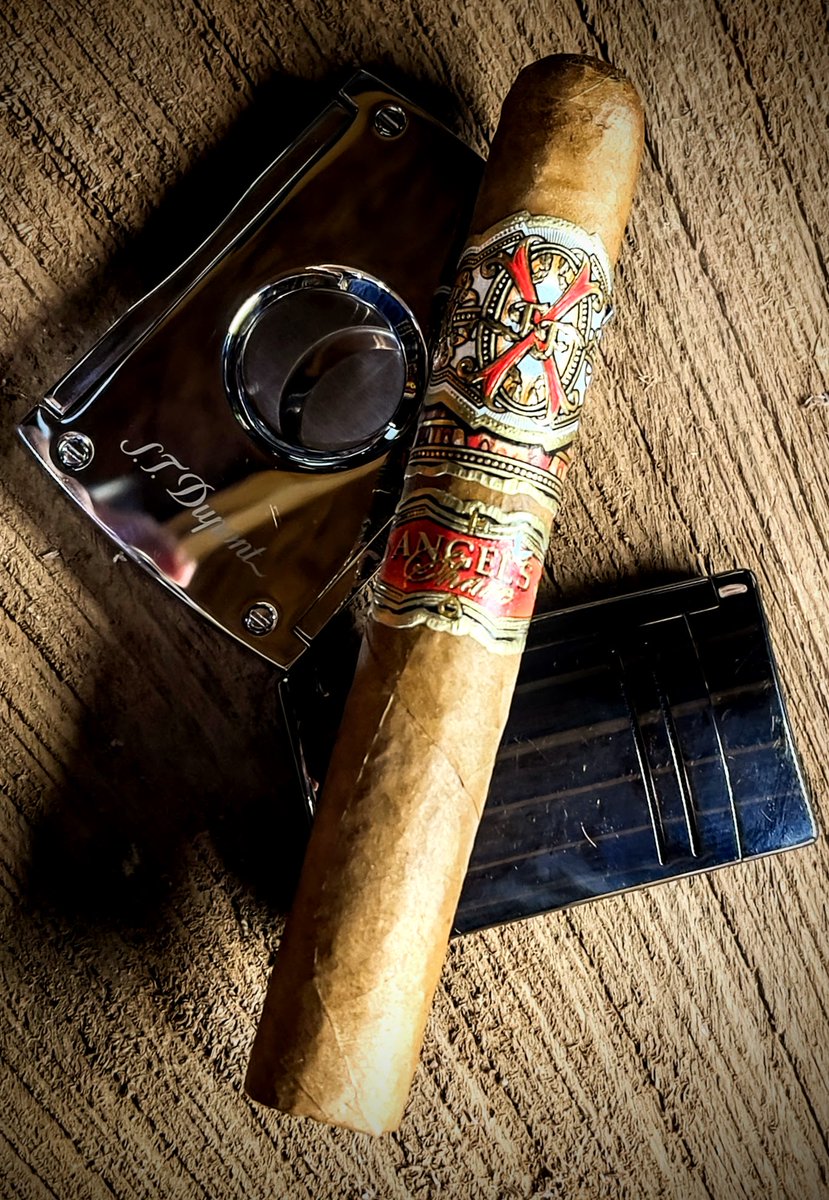 fatashes's tweet photo. #OpusX #OpusXAngelshare #cigar #cigars #cigarlife #cigaraficionado #cigarporn #botl #cigarsociety #cigaroftheday #cigarlover #cigarsmoker #cigarlifestyle #sotl #cigarworld #cigarsnob #smoke #cigarphotography #cigarboss  #cigarculture #cigarians #nowsmoking #cigartime #cigarnation https://t.co/I0m6ZKqpLj
