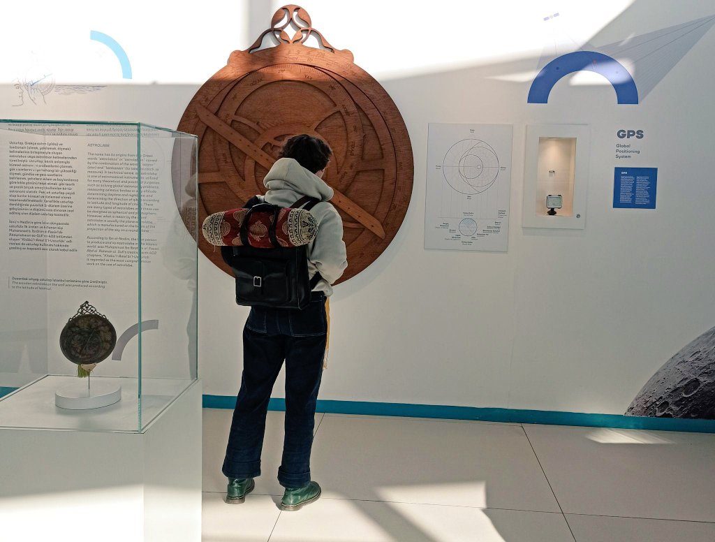 pioneersmuseum's tweet photo. Usturlab gök cisimlerinin yüksekliğini, yıldızların, gezegenlerin ve güneşin konumunu, günün vakitlerini ve uzunluğunu bulmak, namaz vakitlerini öğrenmek, enlemi belirlemek için yaygınlıkla kullanılan Usturlab navigasyon olarak kullanılan antik bir GPS görevi görüyordu. #usturlab https://t.co/GeANnaF2r2