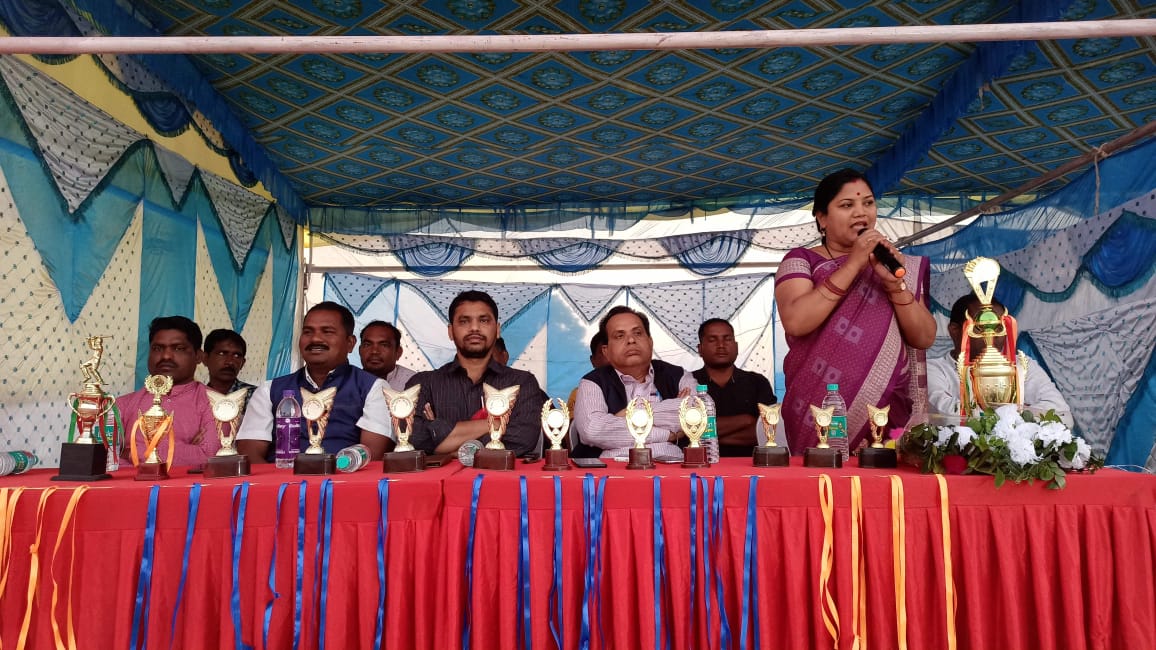 thakur_asis's tweet photo. Attended as guest of honour of the final day of 16th Royal Cup Cricket Championship org. by ROYAL CLUB Ganiary along with Prasanna Padhi, president district bar association,  Anusaya kumbhar, block chairperson Komna and other guests.
@Nyksindia @UNV_India @DM_Nuapada @NNuapada https://t.co/pKwCFgpIsn