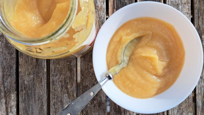 vzbayern's tweet image. Zum #TagdesDeutschenApfels die Erklärung, wo der Unterschied zwischen Apfelmus und Apfelmark liegt. Am #Zucker zusatz. verbraucherzentrale-bayern.de/wissen/haetten… #Äpfel