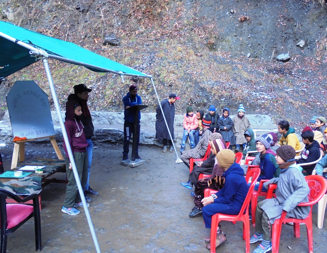 AlamDar1917's tweet photo. VISHW HINDI DIWAS

#VishwHindiDiwas was celebrated with the students of #Kundian and #Daddar. On this occasion, a lecture on the importance of #Hindi was organised after which the #students were encouraged to express their thoughts in Hindi in the form of #stories and #poetry. https://t.co/IfvRdabZrR