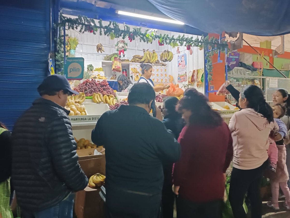 AmericanaMoque1's tweet photo. #Moquegua 
La medida fue aprobada por todos los comerciantes que se movilizarán contra el gobierno de Dina Boluarte, el Congreso y en solidaridad a los deudos de las víctimas de las protestas en Juliaca.

https://t.co/iHgvgFfkY3 https://t.co/QYMXVIQU8k